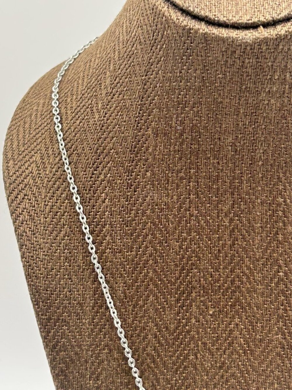Avon Delicate Vintage Blue Necklace On Silver Tone Chain Faux Pearls Emerald Cut - Picture 3 of 9